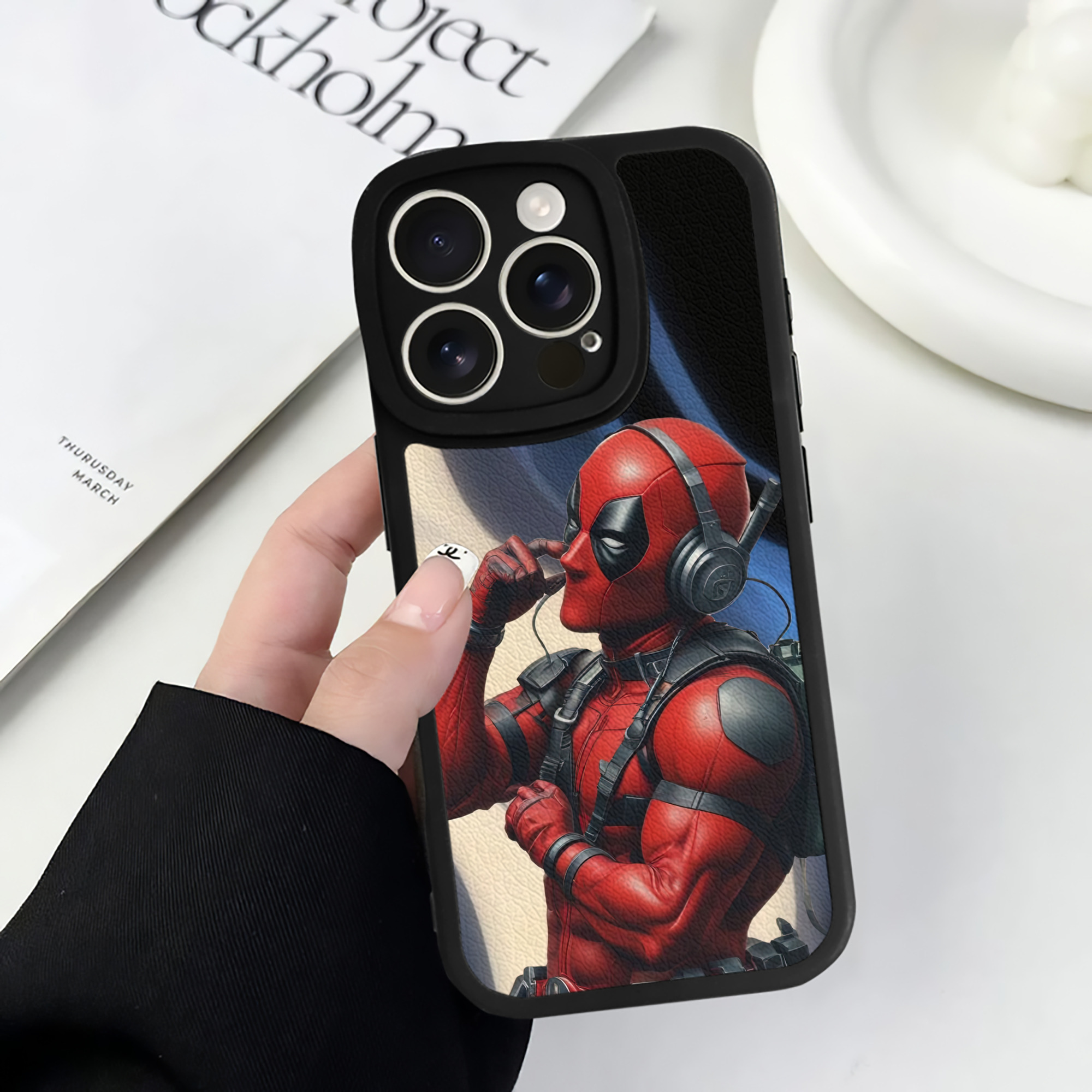 （画像用） Deadpool デッドプール 【iPhone 16シリーズ対応】シリコンスマホケース（レザー調） 材質：シリコン